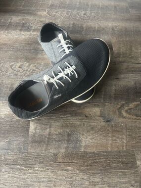 OluKai Men's Black and Gray Low-Top Lace-Up Sneakers